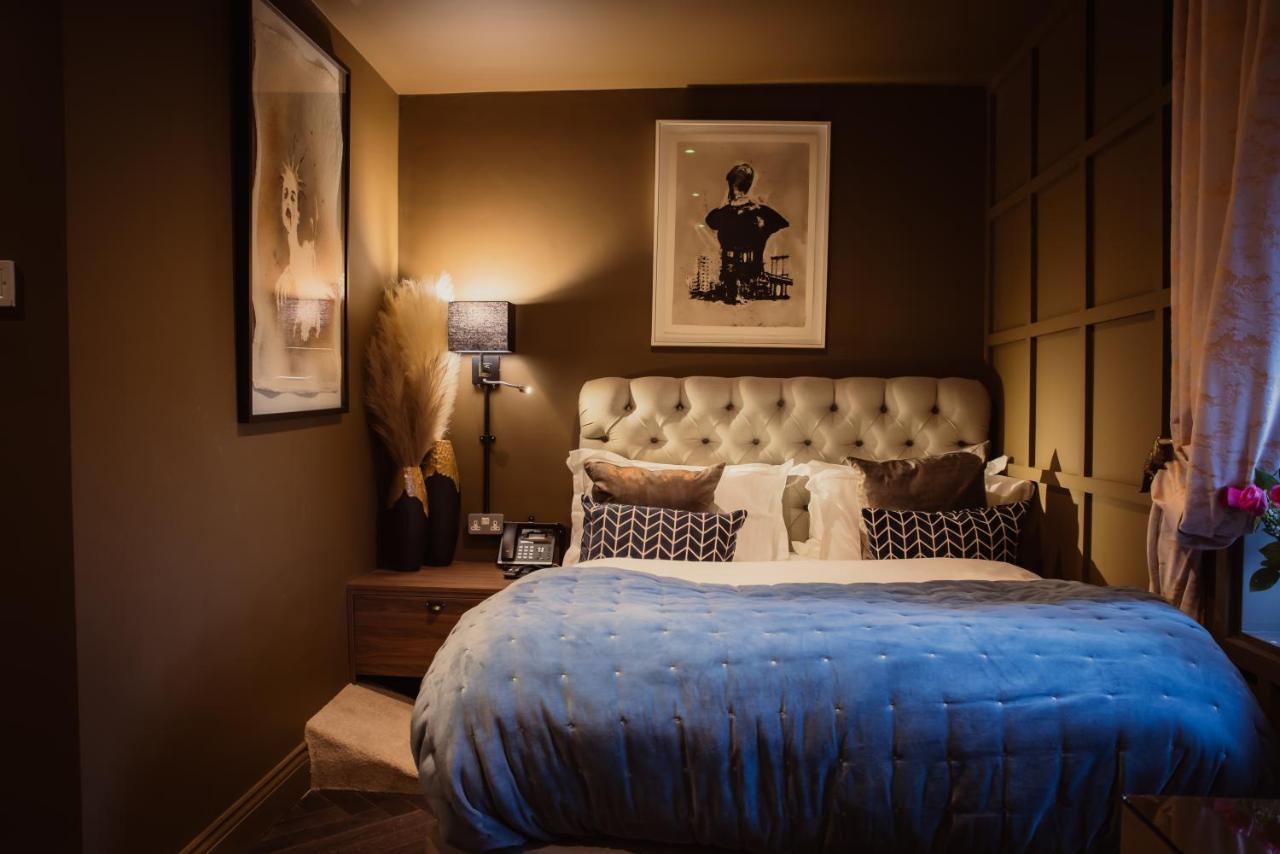 Studio Flat with Private Bathroom & Kitchenette - 2