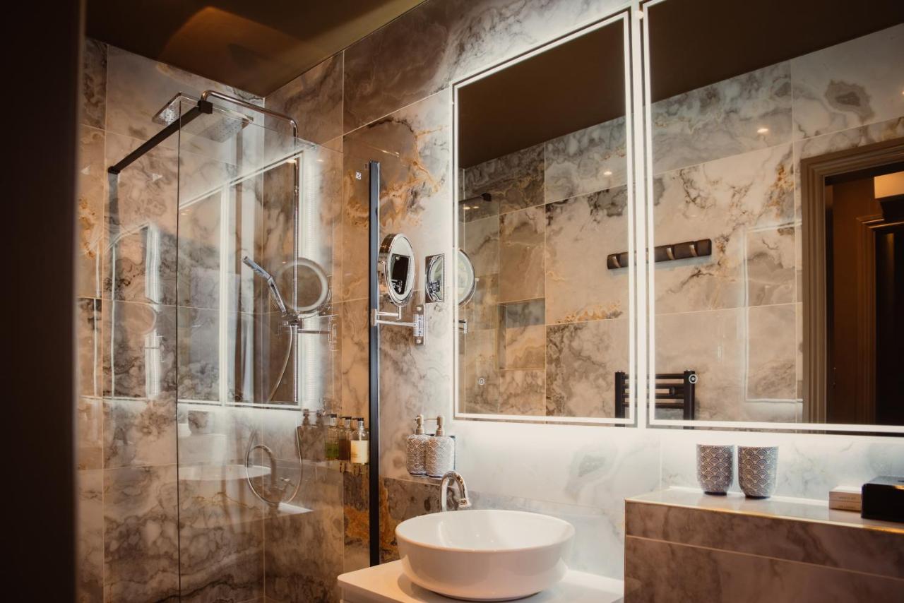 Studio Flat with Private Bathroom & Kitchenette - 3