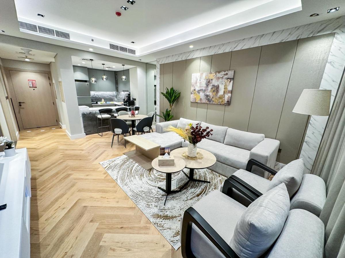 Vserve 1 BR Stay with Stunning Skyline Views - 5