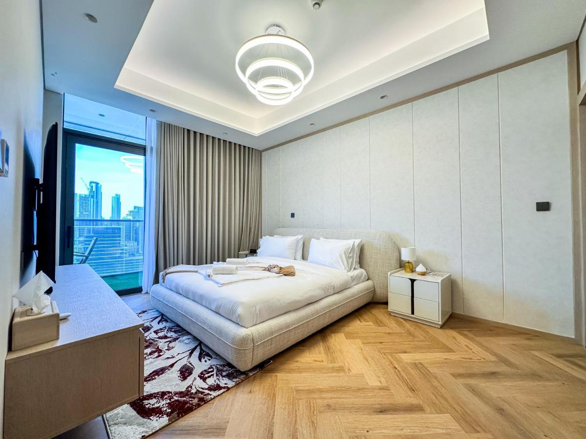 Vserve 1 BR Stay with Stunning Skyline Views - 2