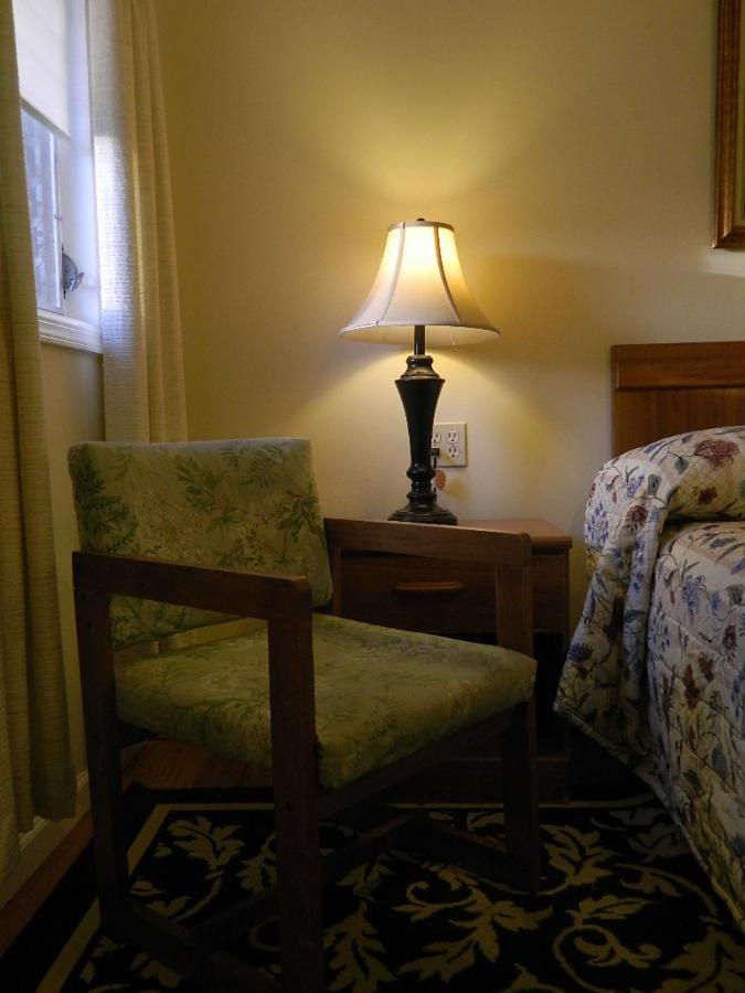 Twin Oaks Motel — photo 19