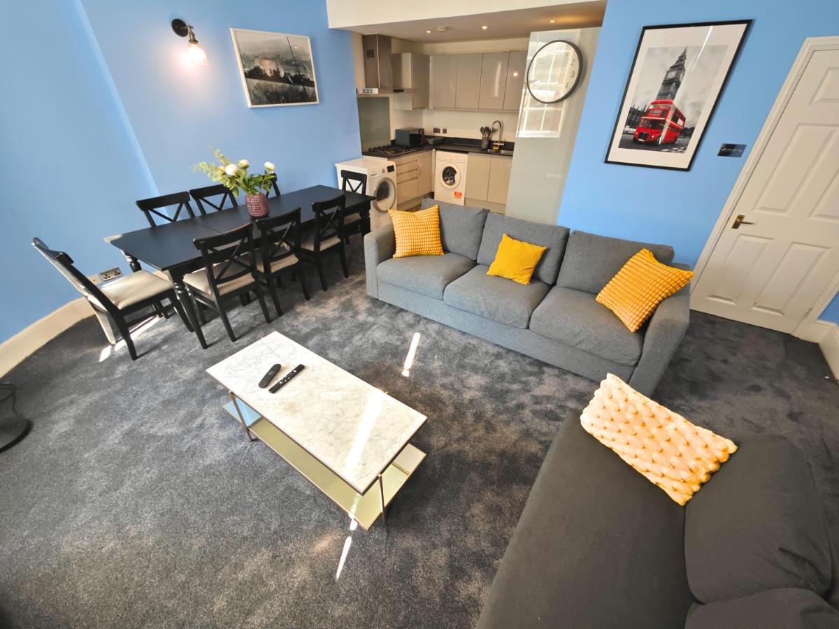 Luxury 4-Bedroom Apartment in Oxford Street - 4