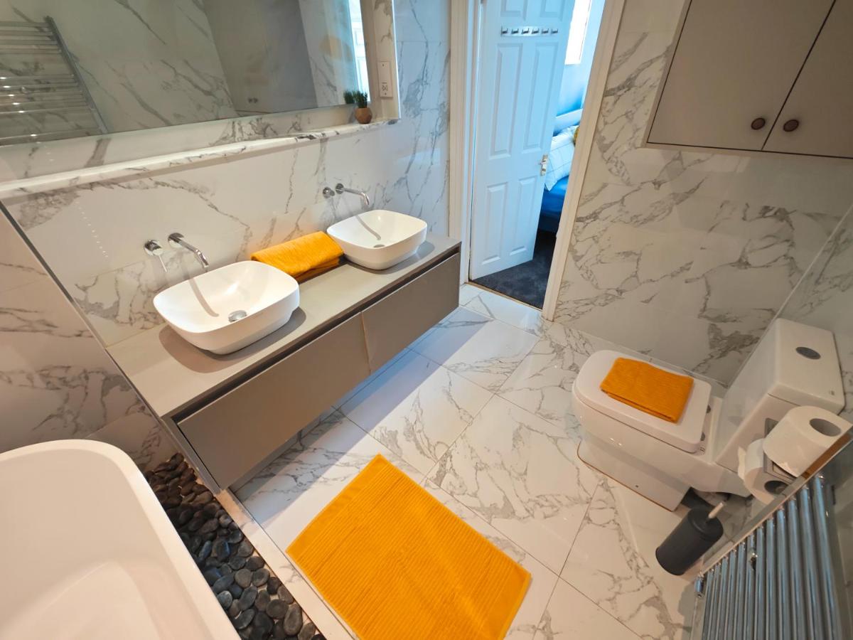 Luxury 4-Bedroom Apartment in Oxford Street - 3