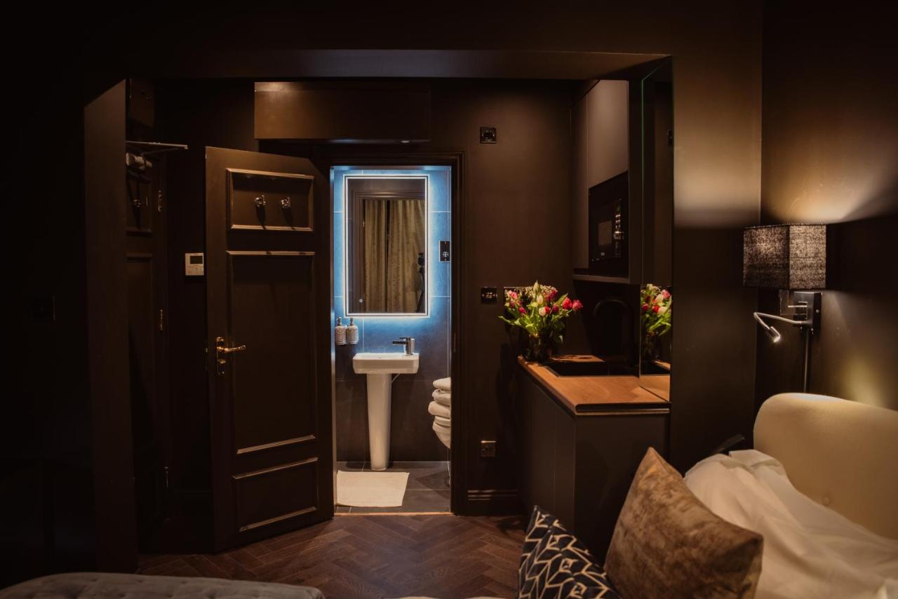 Small Studio with En Suite Bath & Kitchenette - 3