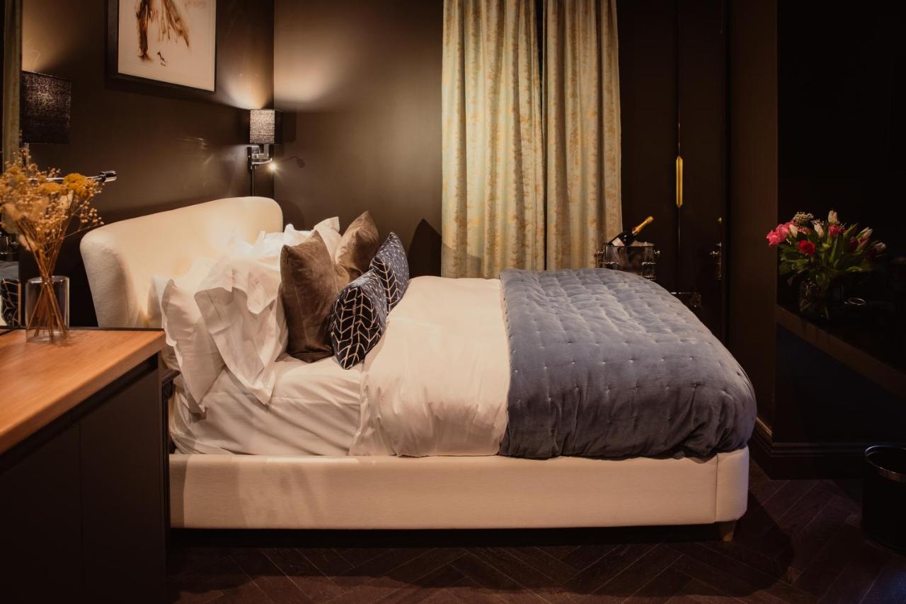 Small Studio with En Suite Bath & Kitchenette - 2