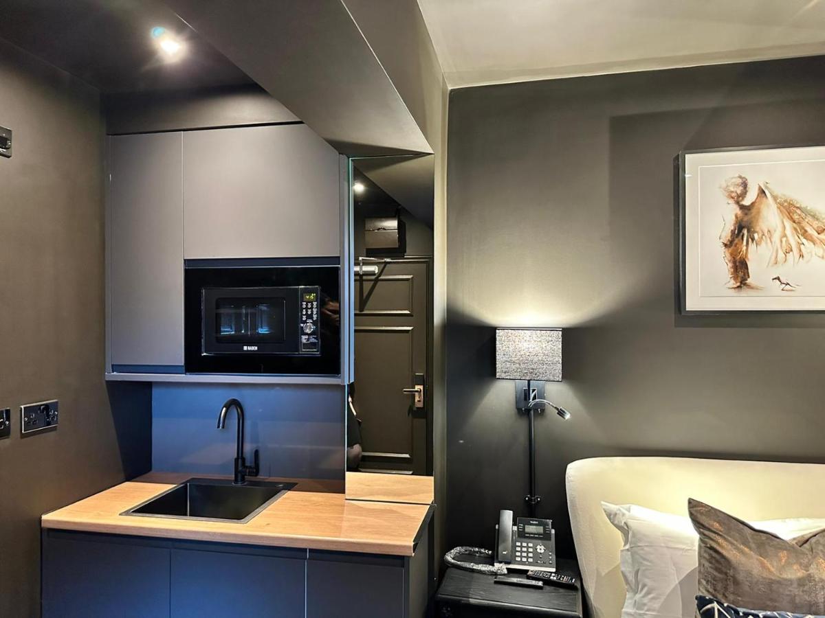 Small Studio with En Suite Bath & Kitchenette - 5