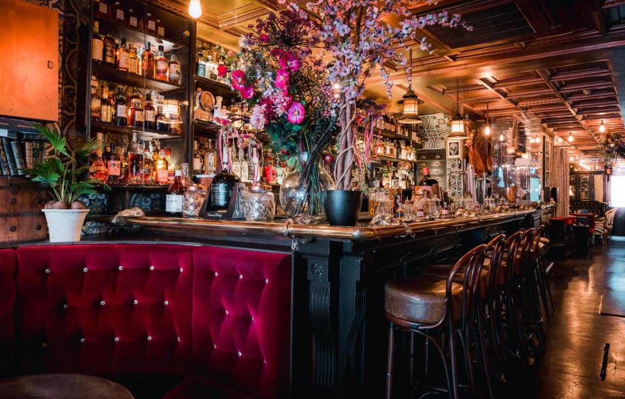 Small Studio with En Suite Bath & Kitchenette - 4