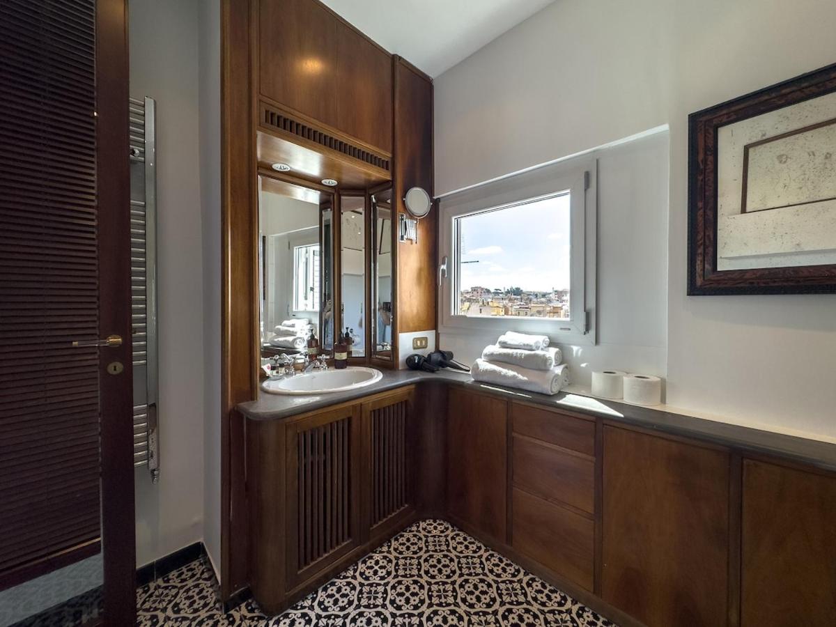 Chasing the Stars Spanish Steps Boutique Suite - 3