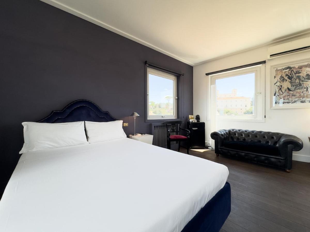 Chasing the Stars Spanish Steps Boutique Suite - 2