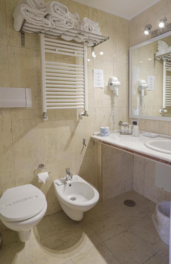 Astoria Hotel - 3