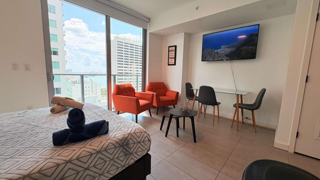 Heart of downtown Miami Studio POOL & GYM - 5