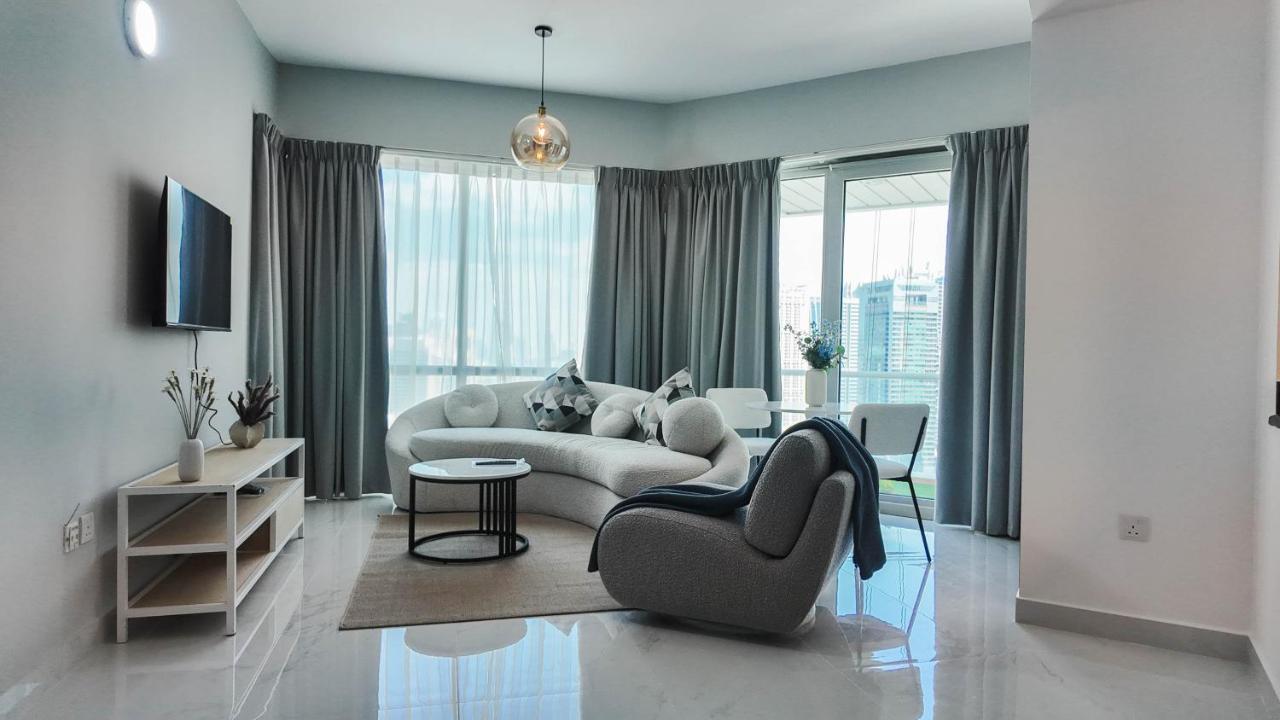 Sky High 2BR Stay Amazing Marina Views Near Metro & Mall