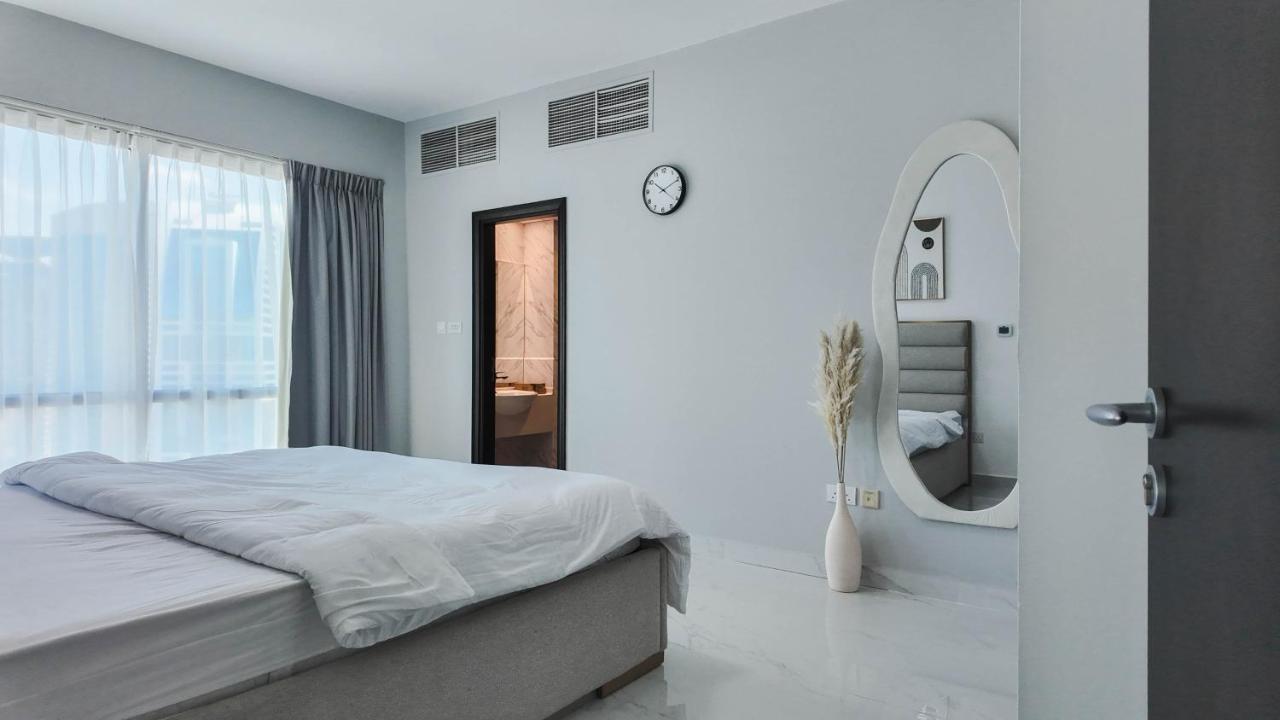 Sky High 2BR Stay Amazing Marina Views Near Metro & Mall - 3