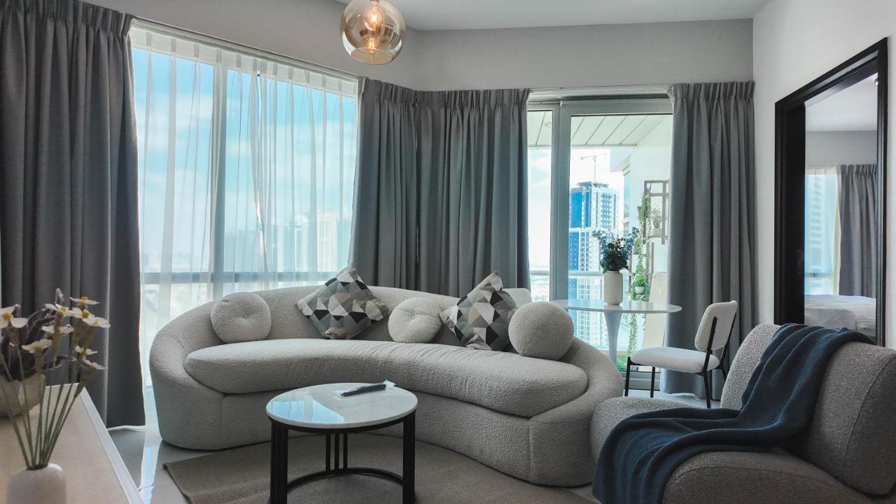 Sky High 2BR Stay Amazing Marina Views Near Metro & Mall - 4