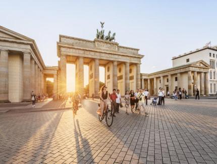 Amazing apartment in the heart of Berlin next to Check Point Charlie, 1 to 4 Guests