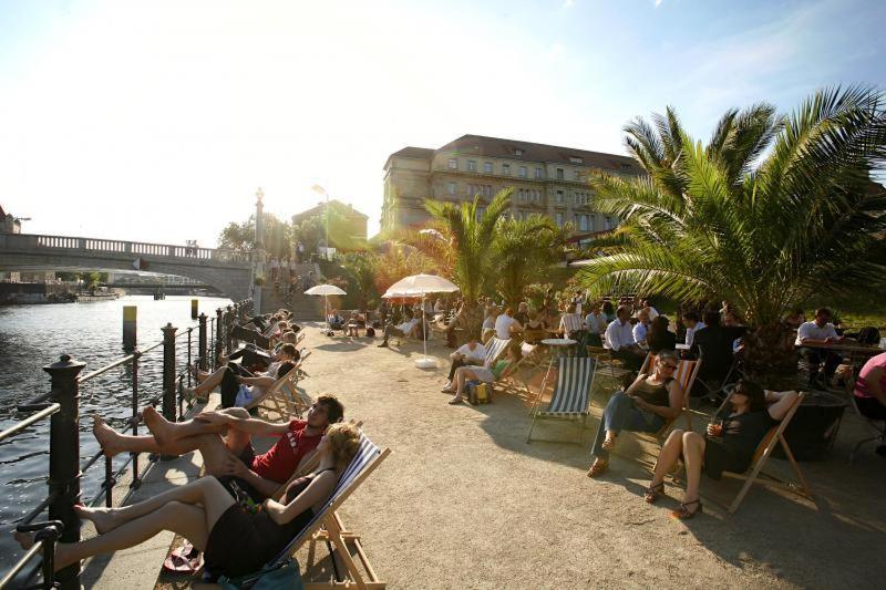 Amazing apartment in the heart of Berlin next to Check Point Charlie, 1 to 4 Guests