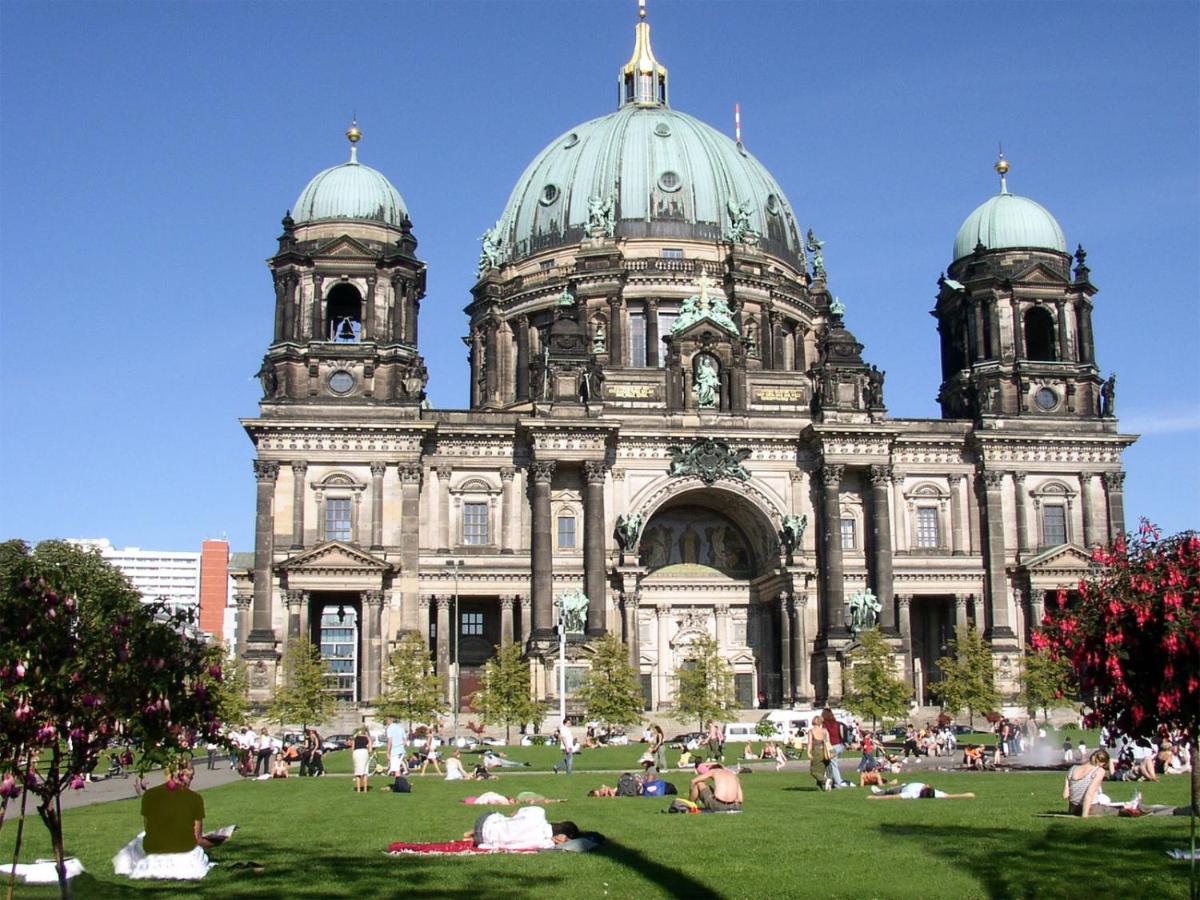 Amazing apartment in the heart of Berlin next to Check Point Charlie, 1 to 4 Guests