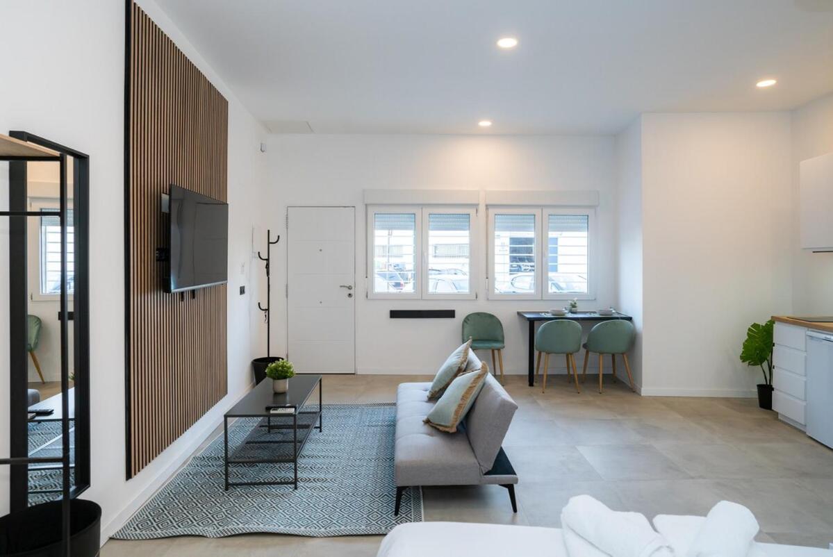 Nomad Malaga - Airport II - 5