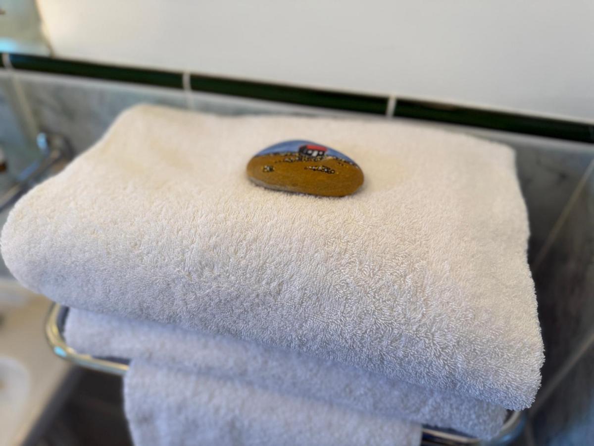 غرفة بسريرين منفصلين مع حمام خاص