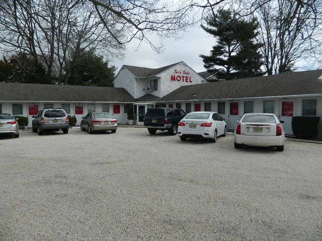 Twin Oaks Motel — photo 17