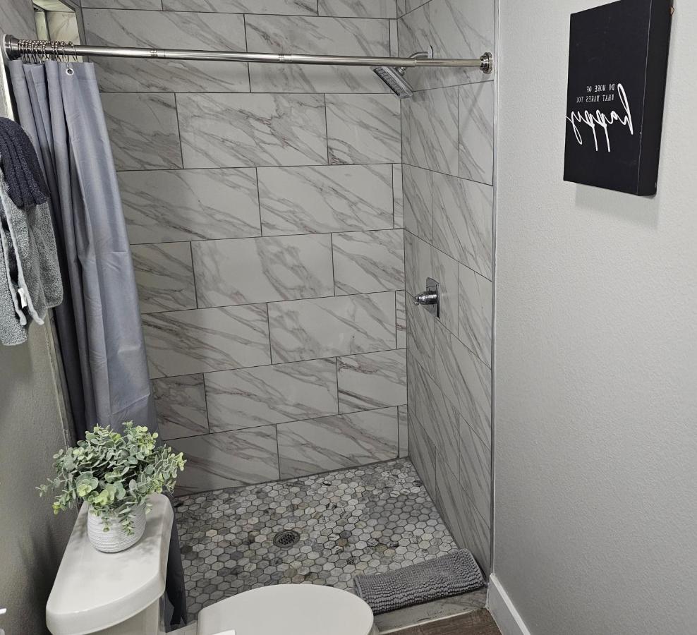 Homey 2BR Home Near DT & Airport - 4