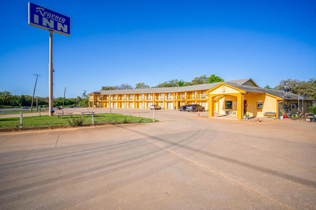 Regency Inn By OYO Rockdale TX — photo 7