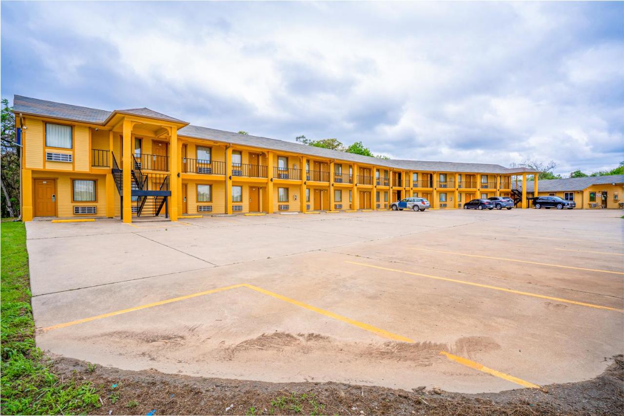 Regency Inn By OYO Rockdale TX — photo 21