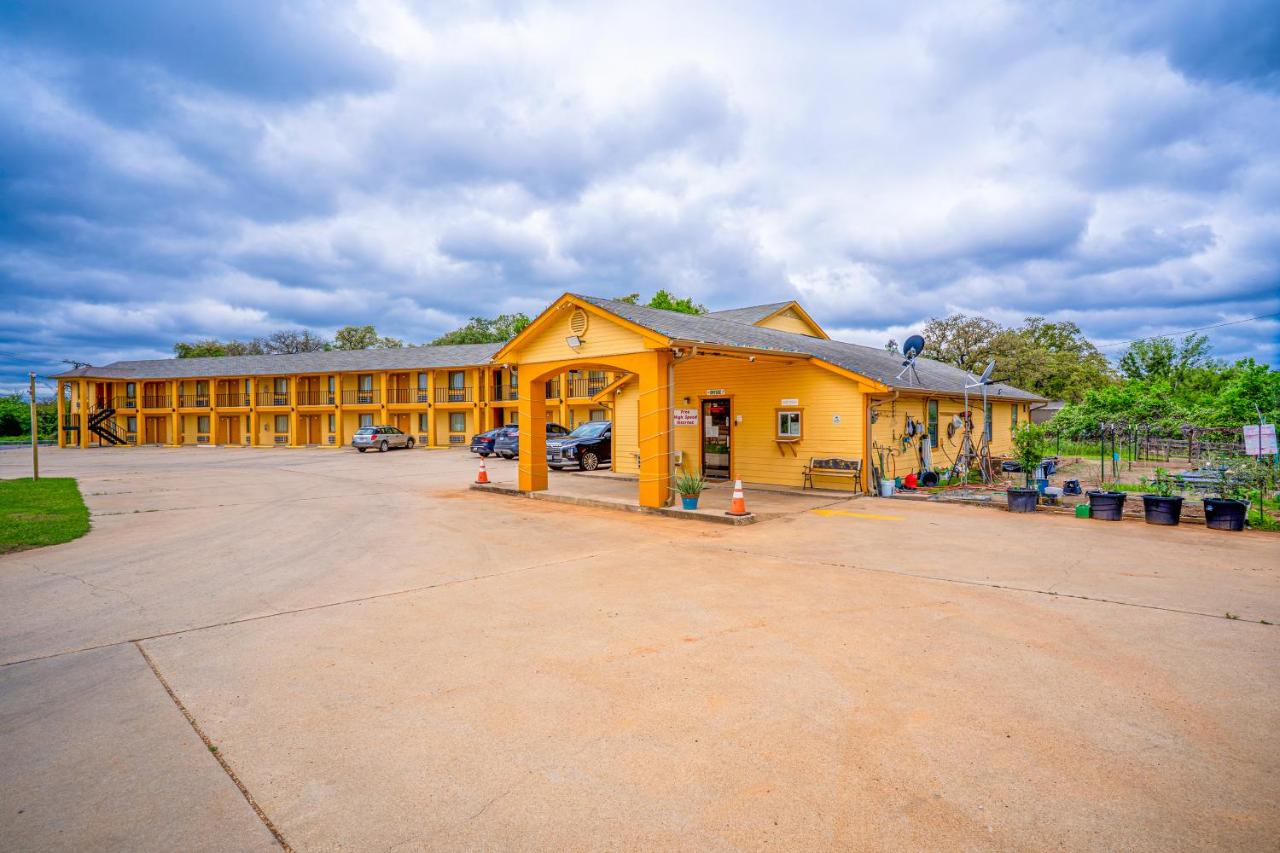 Regency Inn By OYO Rockdale TX — photo 19