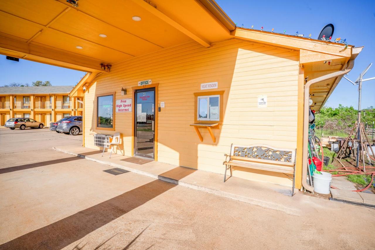 Regency Inn By OYO Rockdale TX — photo 17