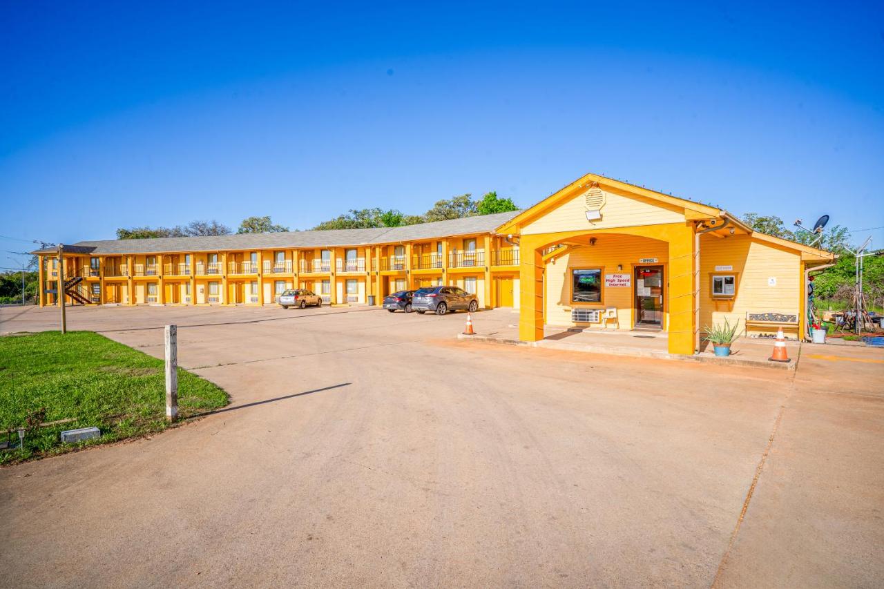 Regency Inn By OYO Rockdale TX — photo 6