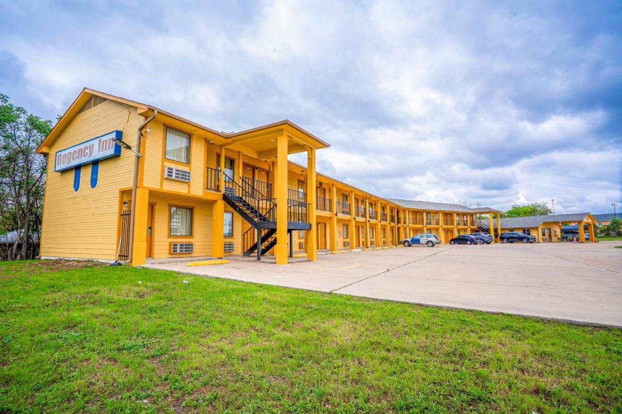 Regency Inn By OYO Rockdale TX — photo 22