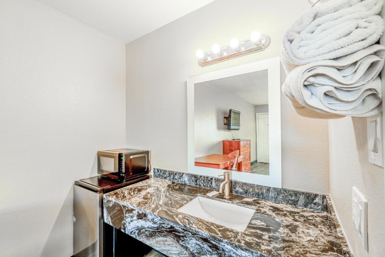 Regency Inn By OYO Rockdale TX — photo 11