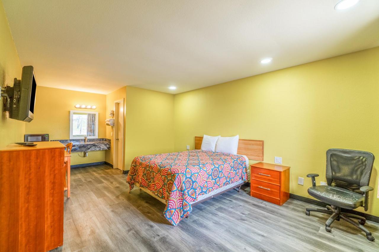 Regency Inn By OYO Rockdale TX — photo 15