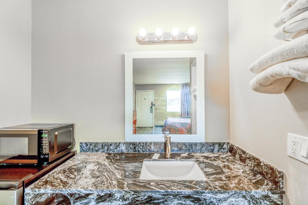 Regency Inn By OYO Rockdale TX — photo 13