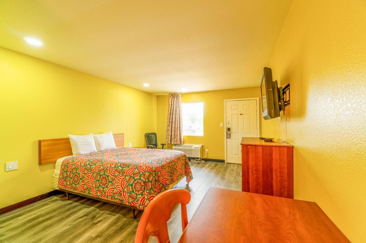Regency Inn By OYO Rockdale TX — photo 10