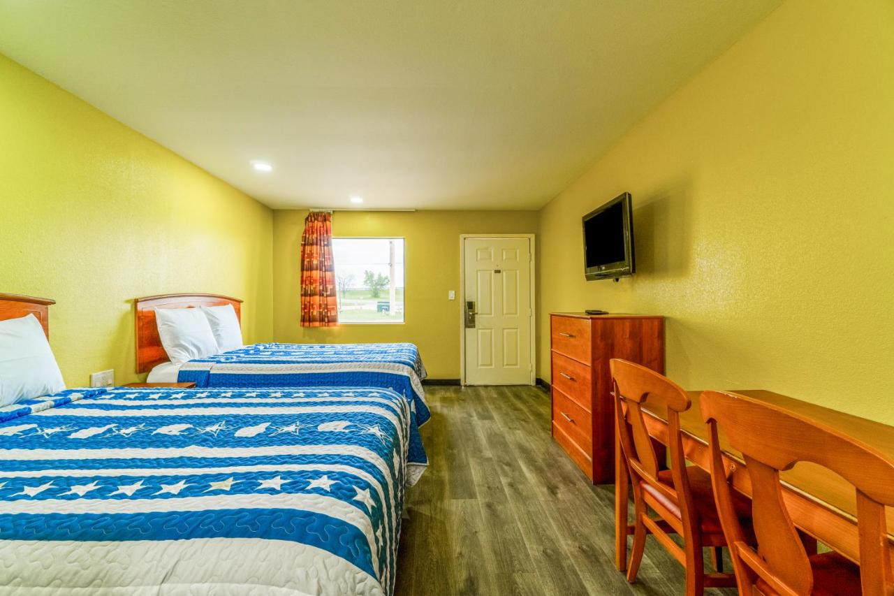 Regency Inn By OYO Rockdale TX — photo 12