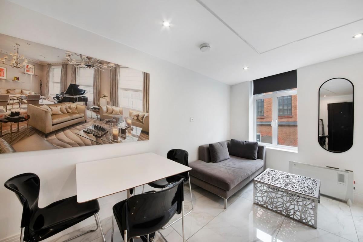 Hanway Street First Floor Flat Sleeps 4 - 5