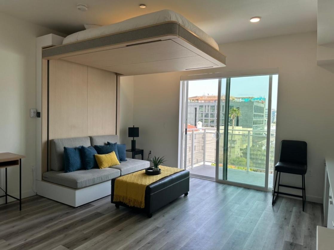 Heart of Hollywood-Walk of Fame 1bd Studio with View -Free parking, balcony, wifi, rooftop, gym, upscale amenities