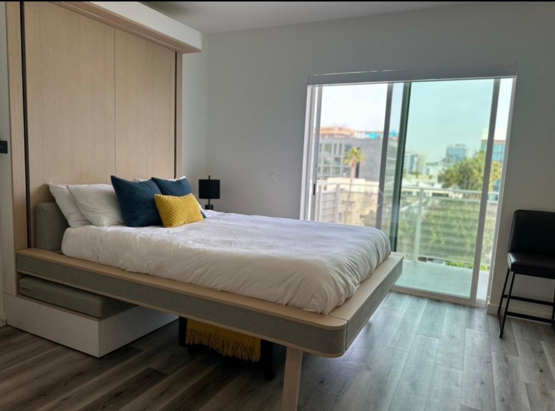 Heart of Hollywood-Walk of Fame 1bd Studio with View -Free parking, balcony, wifi, rooftop, gym, upscale amenities - 2