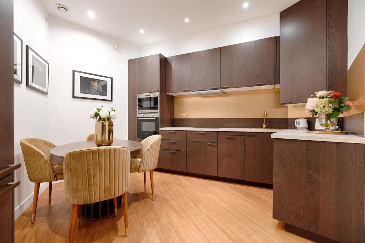 Luxury 2-Bedroom for 6 - Avenue Montaigne - 4