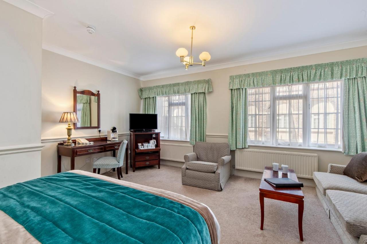Family Room with One Double Bed and Two Single Beds - Non-Smoking