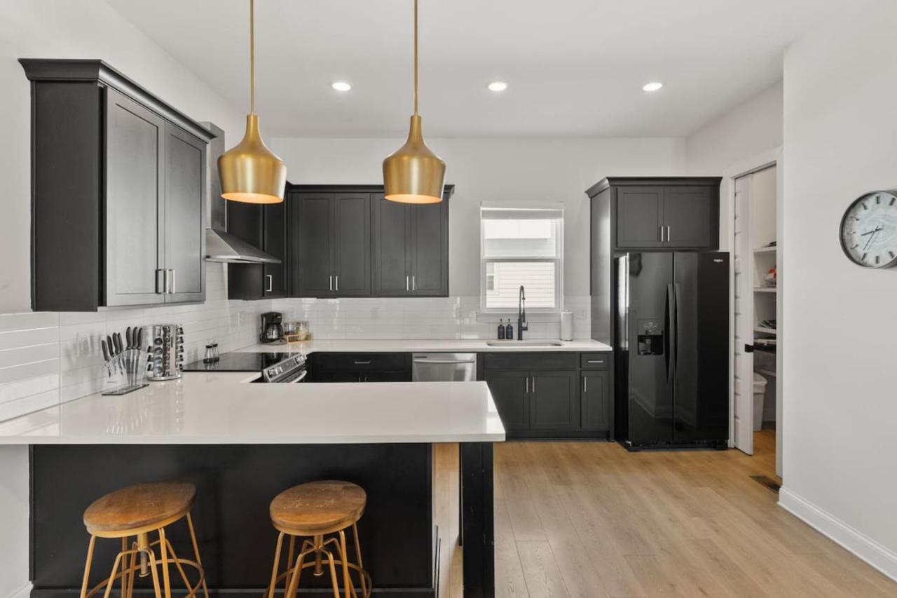 Upscale Townhome 3 miles to Downtown with 2 Car Garage - 3