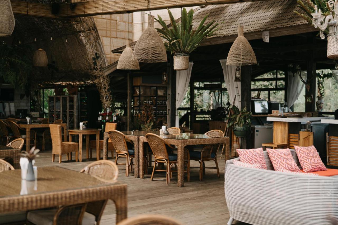 Een restaurant of ander eetgelegenheid bij Munduk Heaven Luxury Villas