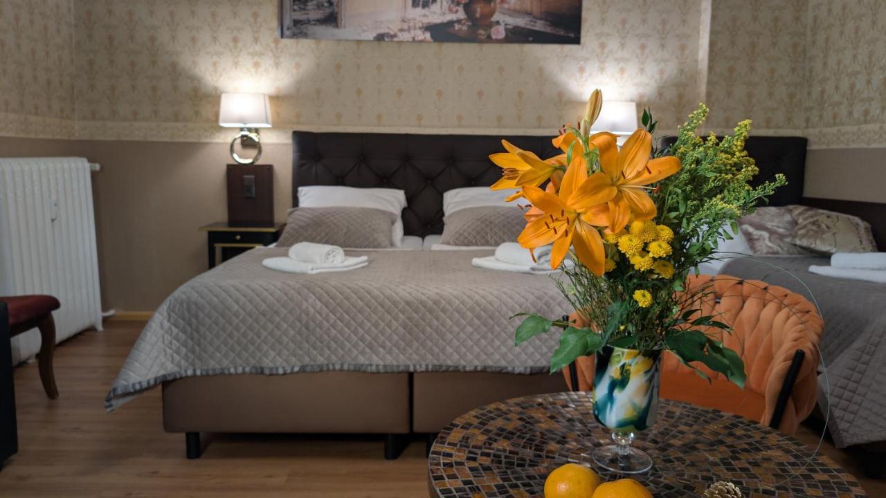 Een bed of bedden in een kamer bij Hotel Pension Bella