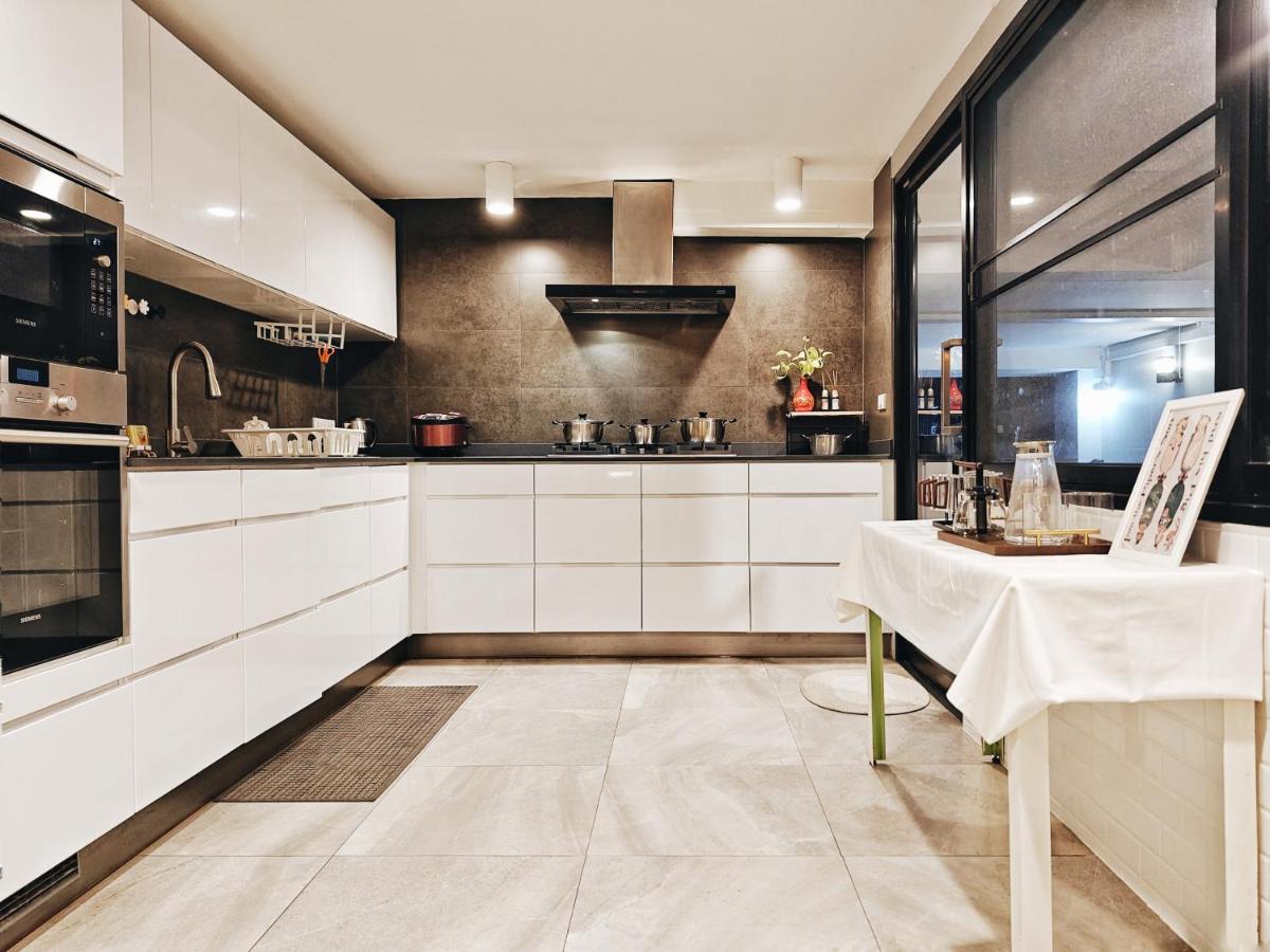 4BR Modern Art Villa with Free Wi-Fi Netflix Vinyl - 2