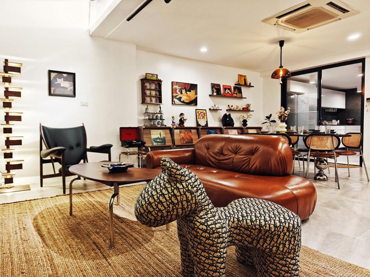 4BR Modern Art Villa with Free Wi-Fi Netflix Vinyl - 5