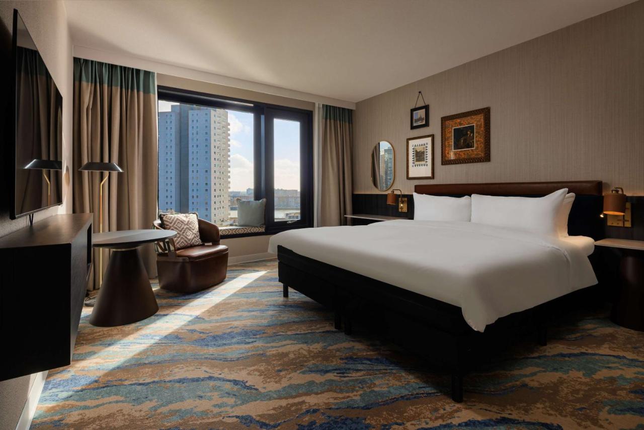 Een bed of bedden in een kamer bij Mainport Hotel Rotterdam, a Hilton Affiliate Hotel