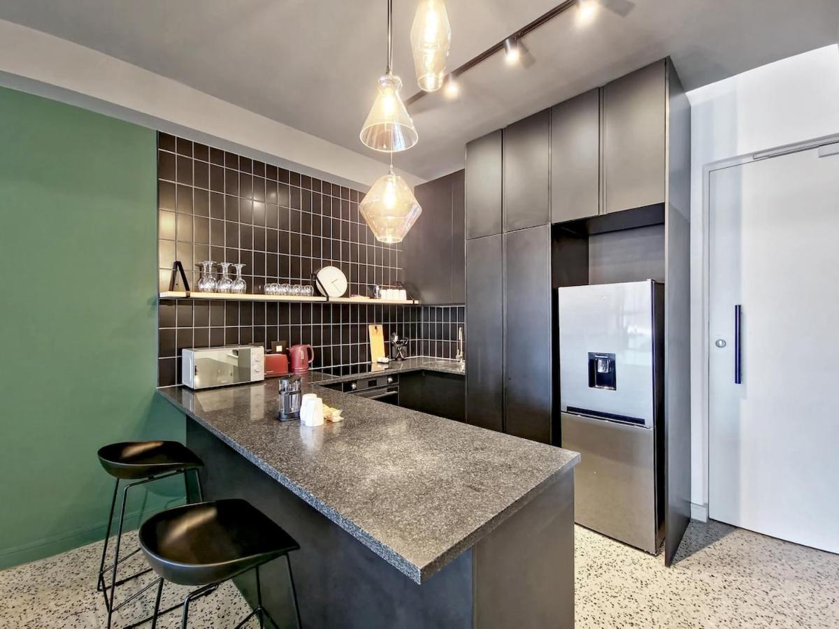 The Duke 1-Bedroom with Rooftop Pool Views - 5