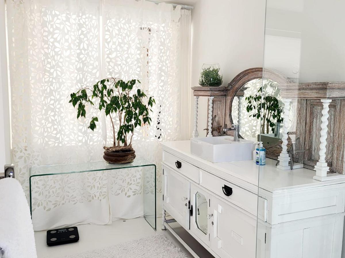 4 on Highworth Apartments and Studios - 3