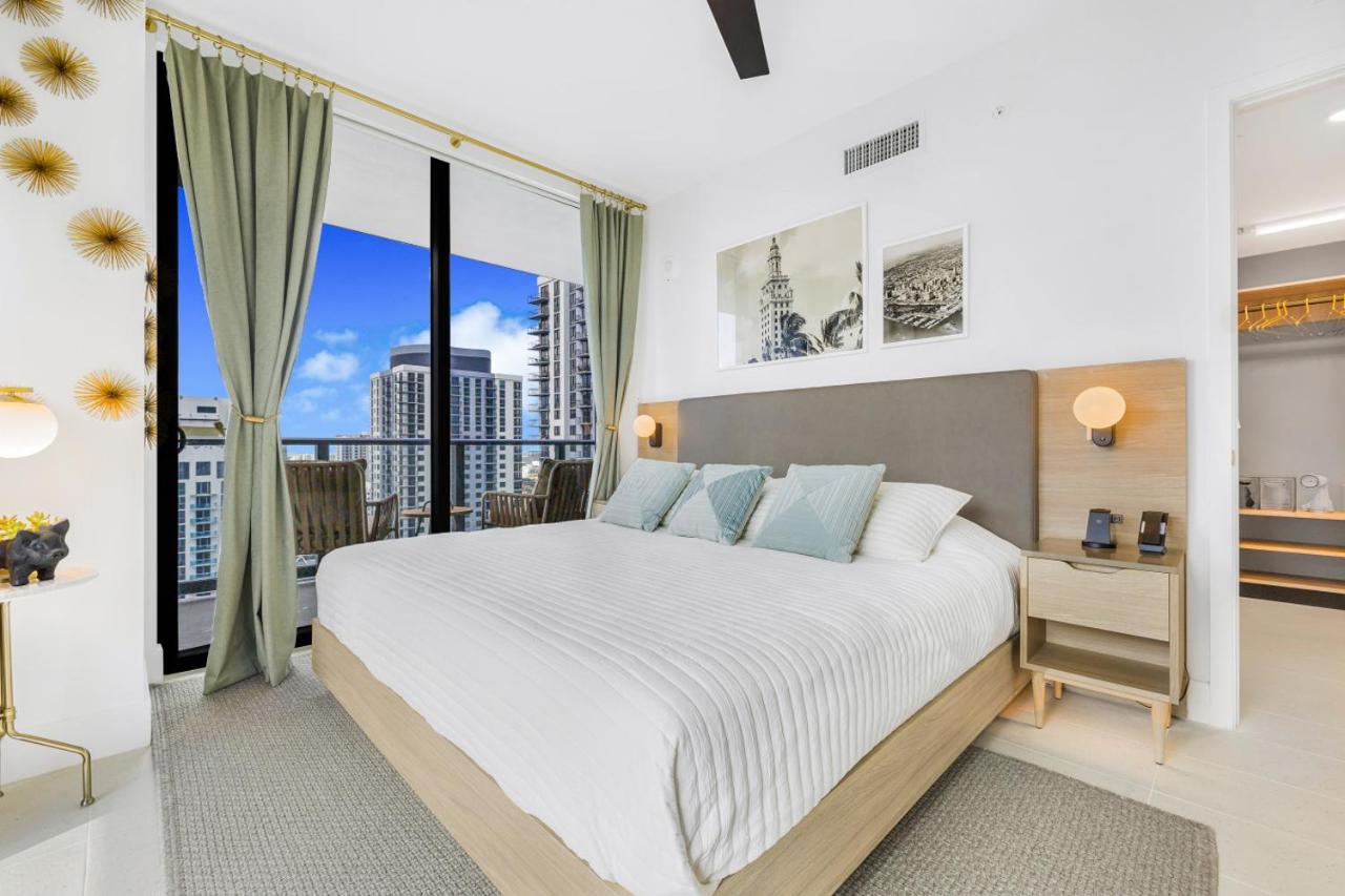 3005 golden305 2BR Apt mins to Wynwood and Brickell w Pool a Gym and PS5 - 2